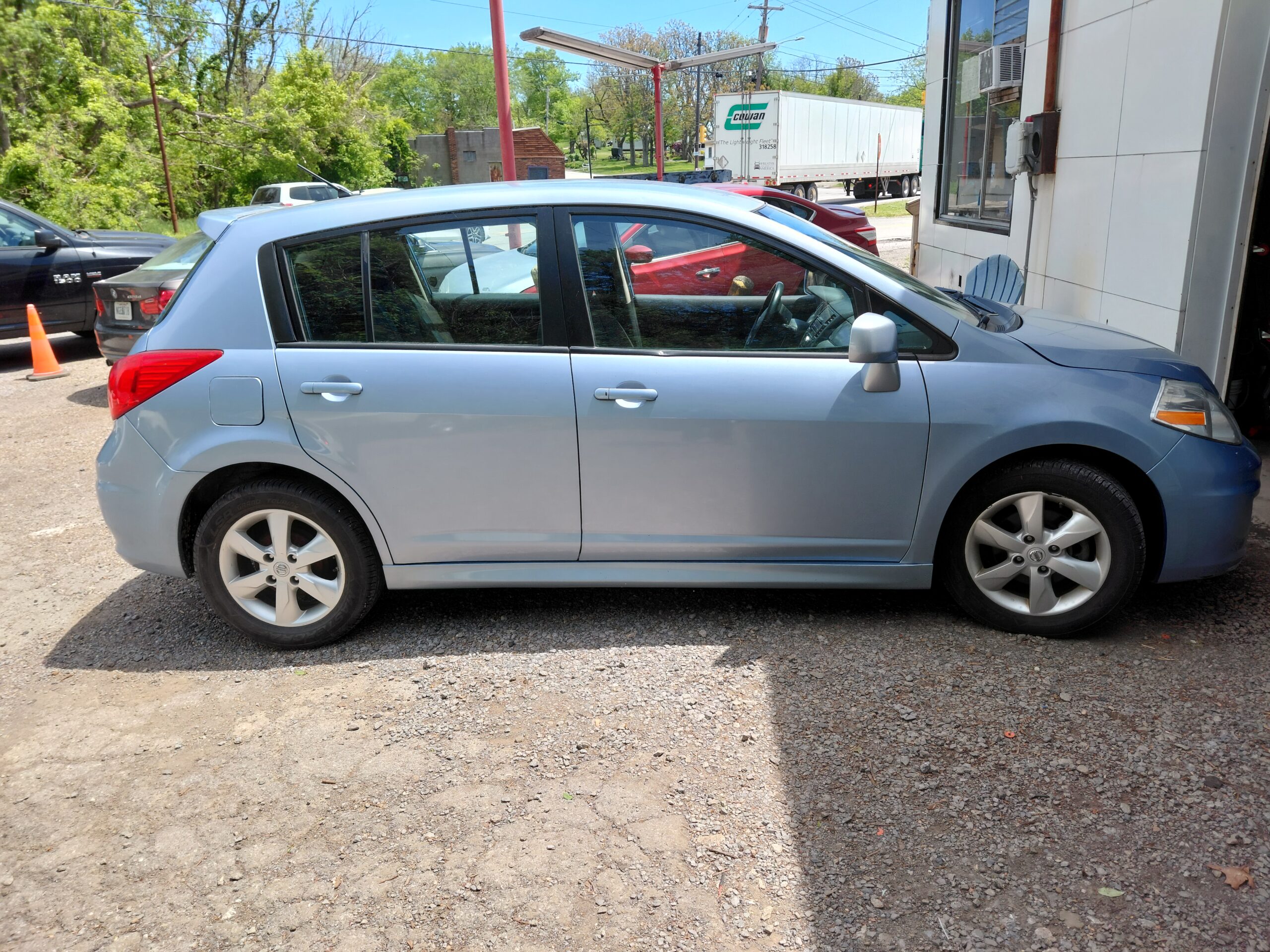 
								Nissan Versa full									