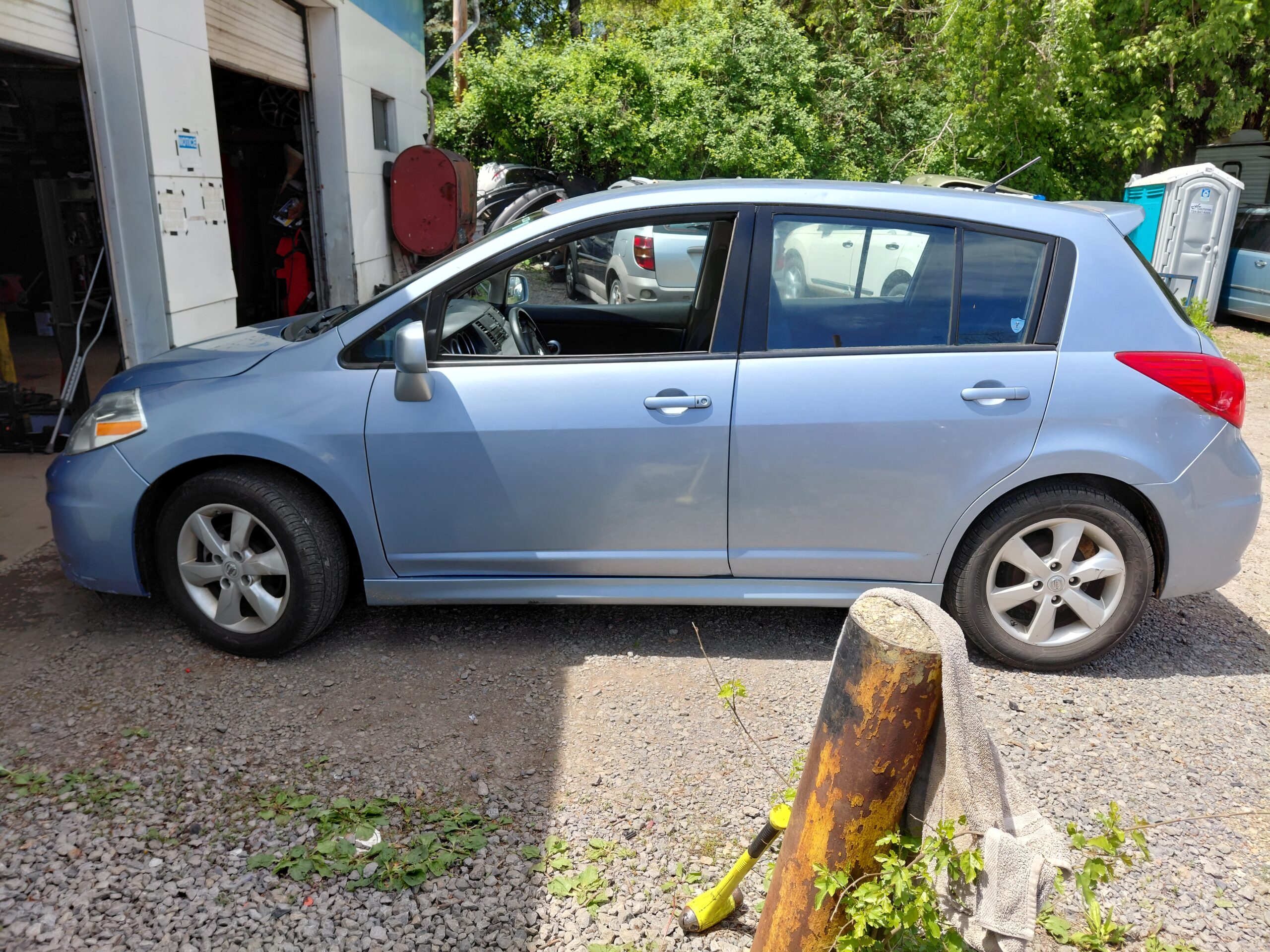
								Nissan Versa full									