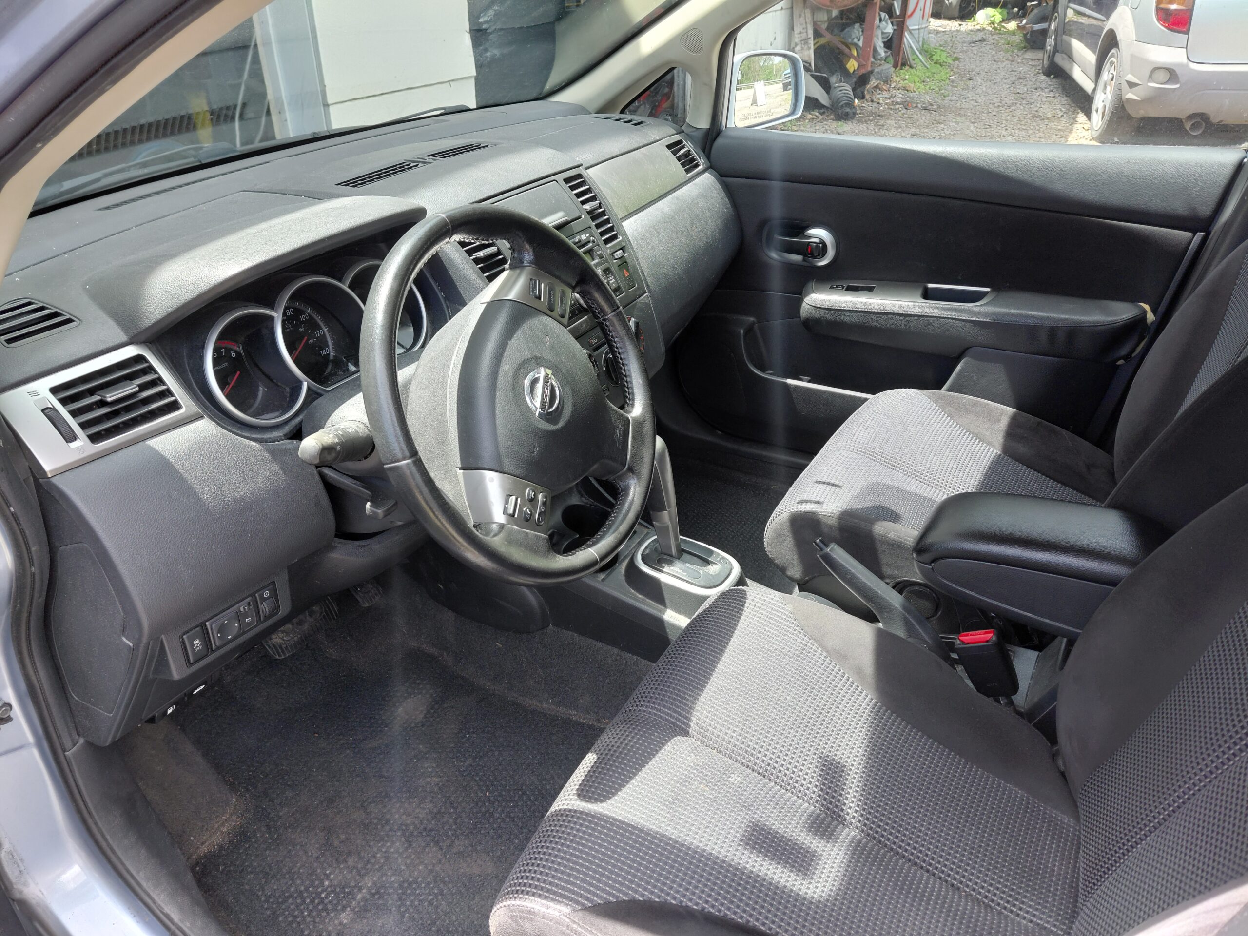 
								Nissan Versa full									